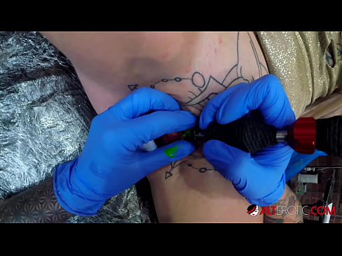 ❤️ Extremadamente tatuado hottie Sully Savage consiguió un tatuaje en su clítoris ❤❌ Video de porno en es.dewporn.ru ❌️❤️❤️❤️❤️❤️❤️❤️